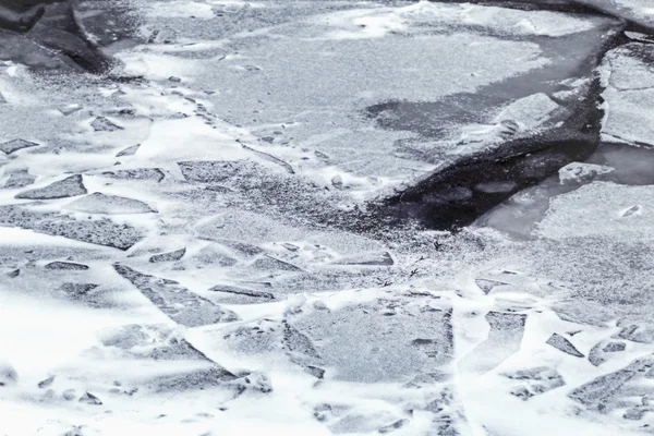 Eisschollen auf dem Wasser — Stockfoto