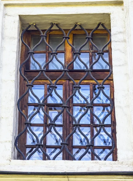 Fenster mit alten Gittern — Stockfoto