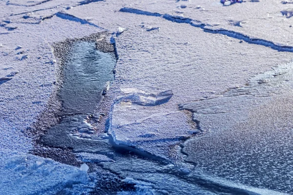 Gelo em água azul no inverno — Fotografia de Stock