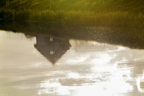 Huis weerspiegeld in water — Stockfoto