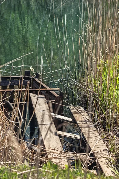 Заброшенный деревянный мост — стоковое фото