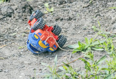 terk edilmiş oyuncak araba