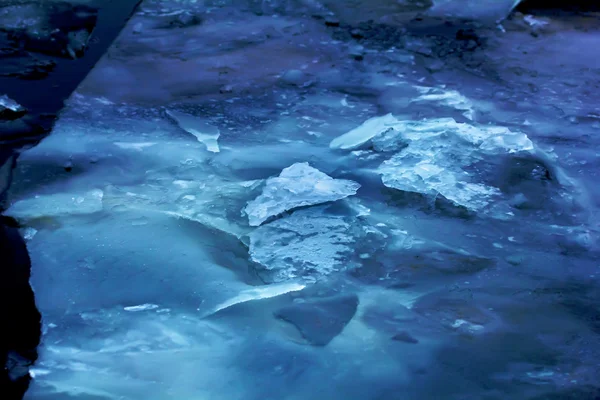 Zimy lód na niebiesko — Zdjęcie stockowe