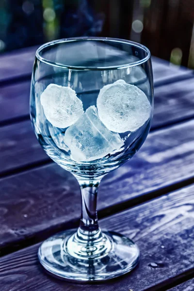 Лід у порожньому склі — стокове фото