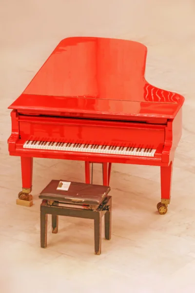 赤い大きなピアノ — ストック写真