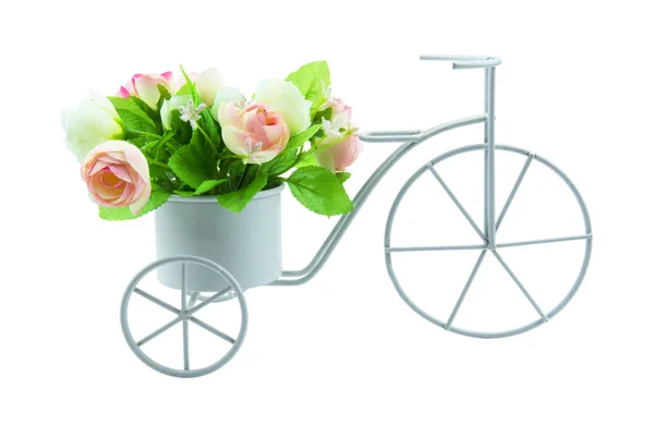 Моделирование трехколесного велосипеда с букетом цветов. изолированные на белом фоне — стоковое фото