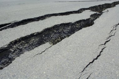 Asfalt yol çatlaklar ve çöktü