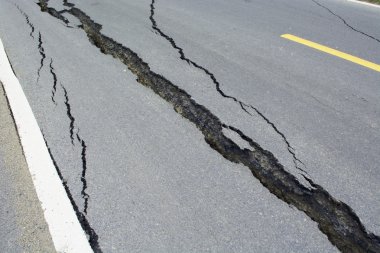 Asfalt yol çatlaklar ve çöktü