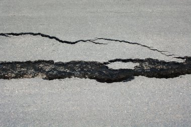 Asfalt yol çatlaklar ve çöktü