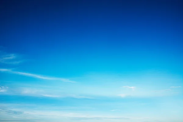 Blauwe lucht met wolk — Stockfoto