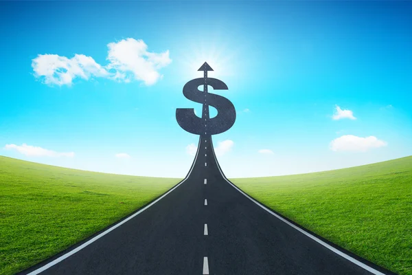 Asfalt yol ve mavi gökyüzü bulut ile yeşil çayır