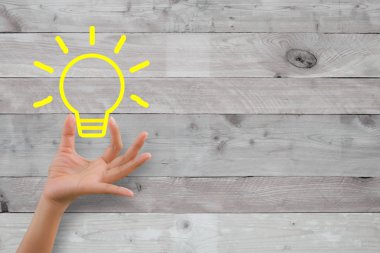 Kadın kolu fikir ahşap arka plan ile