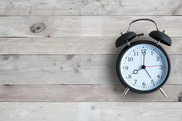 Reloj despertador con suelo de madera — Foto de Stock