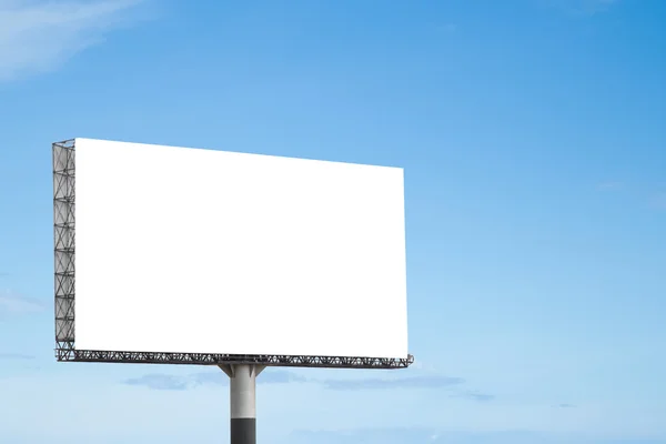 Pusty billboard z niebieskim niebem — Zdjęcie stockowe