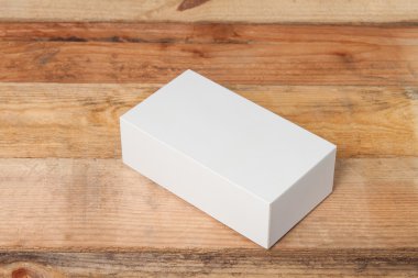 Beyaz kutu üzerinde ahşap masa alay etmek yukarıya