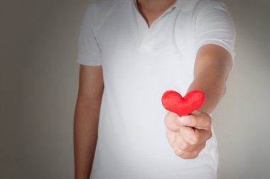 Asya adam elinde kırmızı kalp Sağlık-Tıp ve sadaka concep