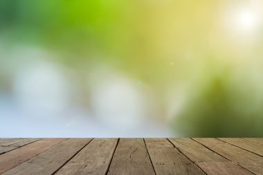 güneş ışığı bokeh arka plan ile boş ahşap masa