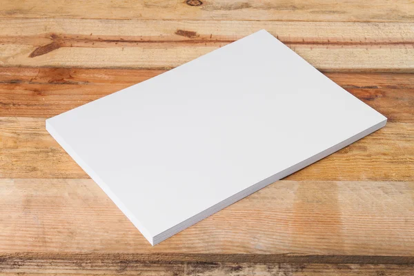 Blanco A4 papier stack op houten tafel — Stockfoto