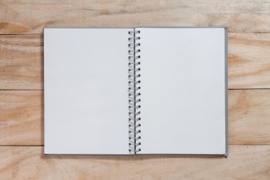 defter ahşap masada.