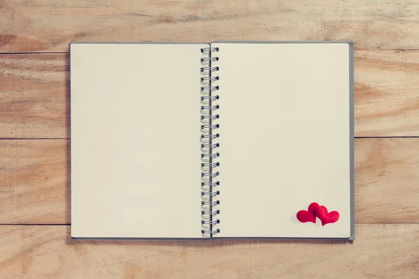 红色的心，在木桌上的笔记本计算机 — 图库照片