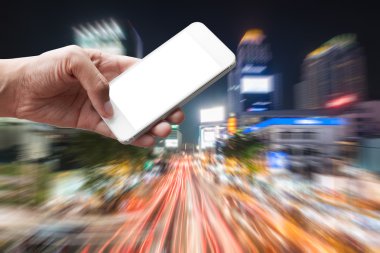 Smartphone trafik sıkışıklığı ile şehir arka planda tutan el