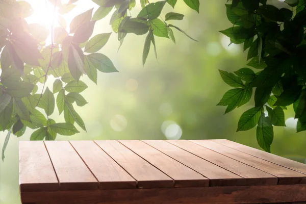 Mesa de madeira vazia para exibição de produto com fundo bokeh luz solar — Fotografia de Stock