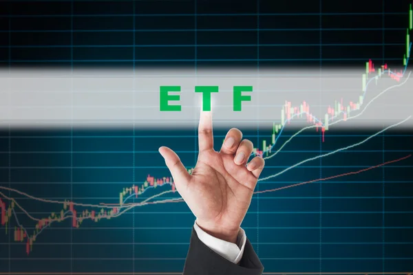 Empresario tocando ETF (Exchange Traded Funds) texto en la interfaz de pantalla táctil con fondo gráfico de stock — Foto de Stock