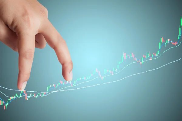 Палець бізнесмен темп на графах фондового ринку — стокове фото