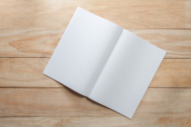 Boş kağıt veya ahşap zemin üzerine kadar sahte kitap