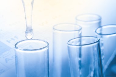 Sıvı cam test tüpleri üzerinde damla ile laboratuvar pipet