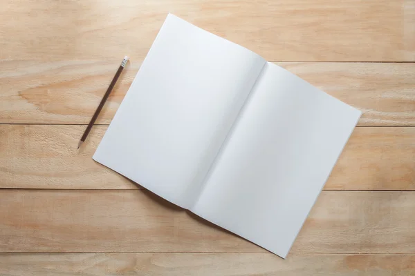 Papel en blanco o libro maqueta con lápiz sobre fondo de madera —  Fotos de Stock