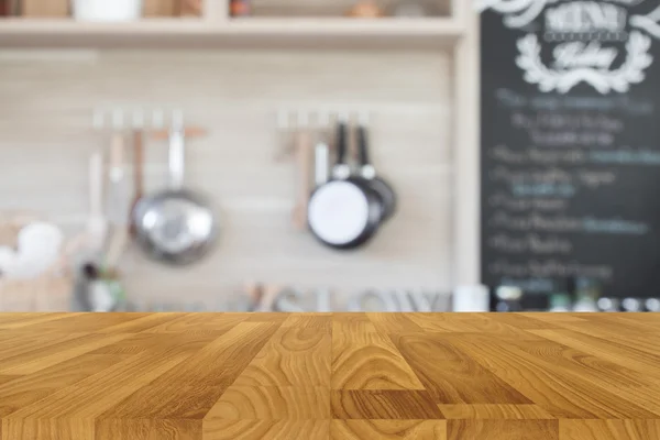 Piano in legno con fondo cucina sfocata, tavolo in legno vuoto — Foto Stock