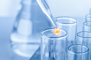 Sıvı cam test tüpleri üzerinde damla ile laboratuvar pipet