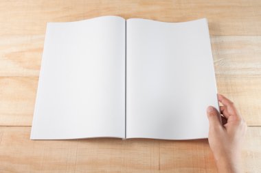el aç kitap veya dergi, kitap sahte ahşap arka plan üzerinde