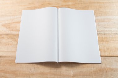 kitap veya dergi, kitap sahte kadar ahşap arka plan üzerinde boş