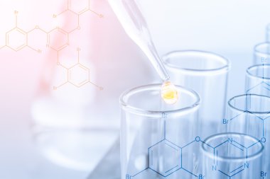 Sıvı cam test tüpleri üzerinde damla ile laboratuvar pipet