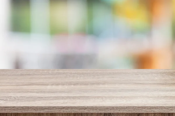Stół z drewna przed bokeh kolorowe światła, pusty stół z drewna — Zdjęcie stockowe