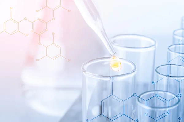 Sıvı cam test tüpleri üzerinde damla ile laboratuvar pipet