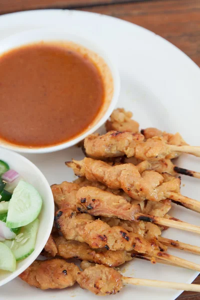 Grilled pork satay with peanut sauce and vinegar — Stock Photo, Image