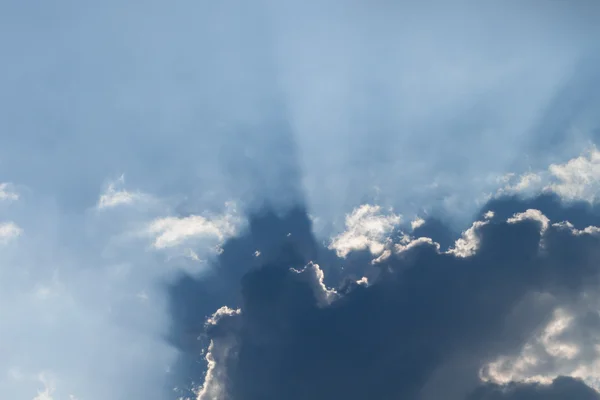 Blå himmel med moln — Stockfoto