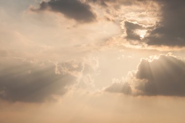  Karanlık Bulutların arasından parlayan ışık