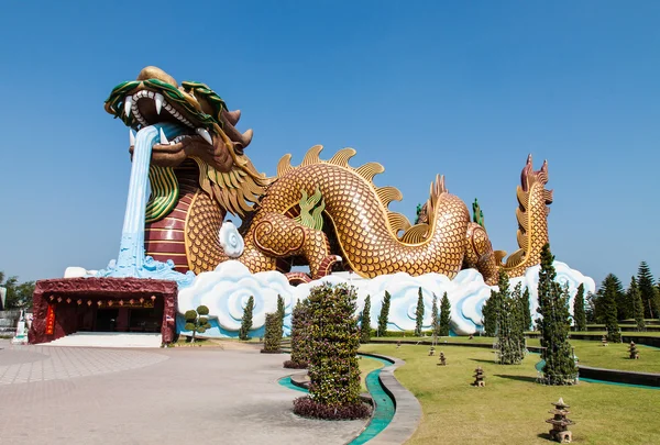 Goldener Drache in Suphanburi — Stockfoto