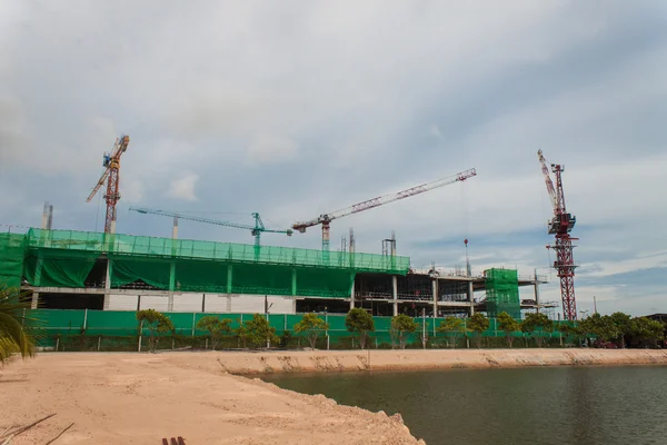 Construction site with crane and building — Stock Photo, Image