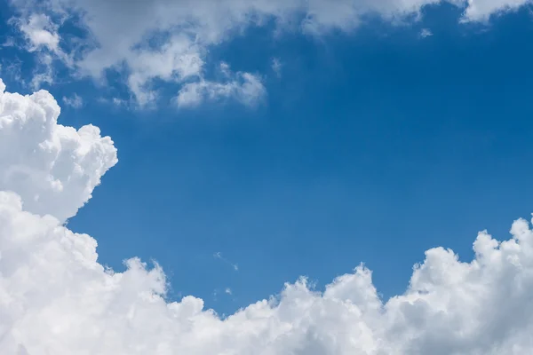 Vita moln i blå himmel — Stockfoto