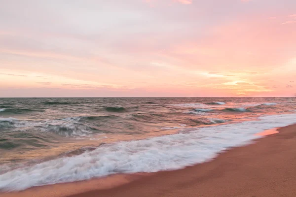 güzel gün batımı tropikal plaj. 