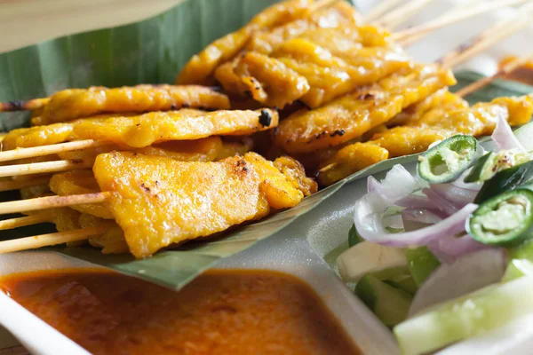 Grilled pork satay with peanut sauce and vinegar — Stock Photo, Image