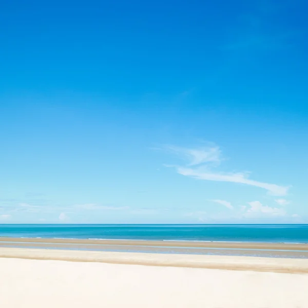 Spiaggia e mare tropicale — Foto Stock