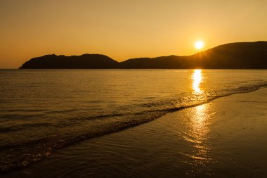 güzel gün batımı tropikal plaj. 