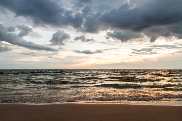 Tropical beach at beautiful sunset. — Stock Photo, Image