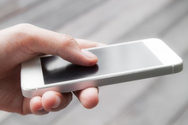 Akıllı cep telefonu kullanan bir kadına yakınlaş